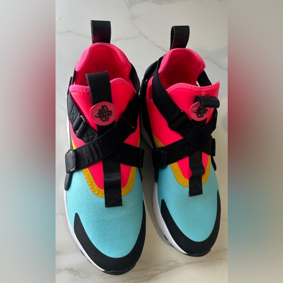 Nike Air Huarache City
Multi-Color (Women's) - Picture 10 of 11